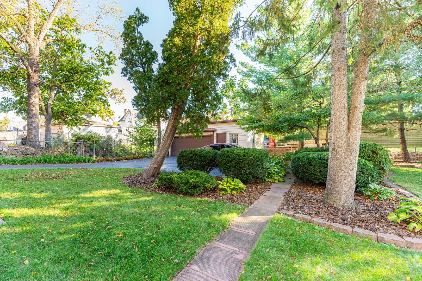 113 Elm Street, Unit B Elgin, IL 60123 - Photo 20 of 22 a view of a garden with a tree