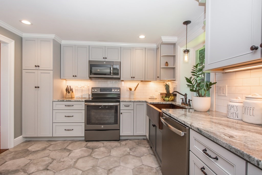 336 Cook Marlborough, MA 01752 - Photo 5 of 24 Gallery Image 5