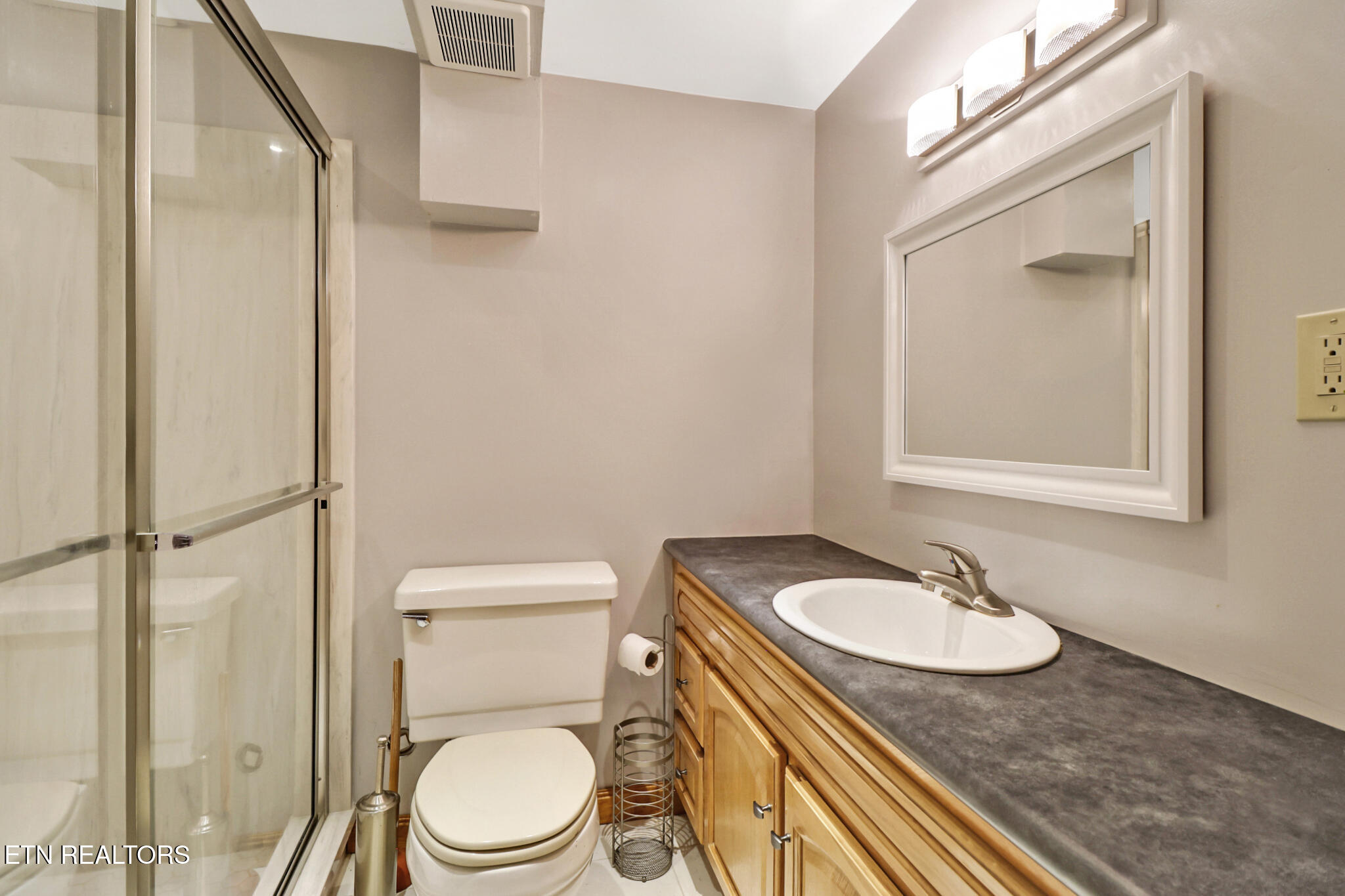 109 Wakefield Road Oak Ridge, TN 37830 - Photo 21 of 35 W-bathroom