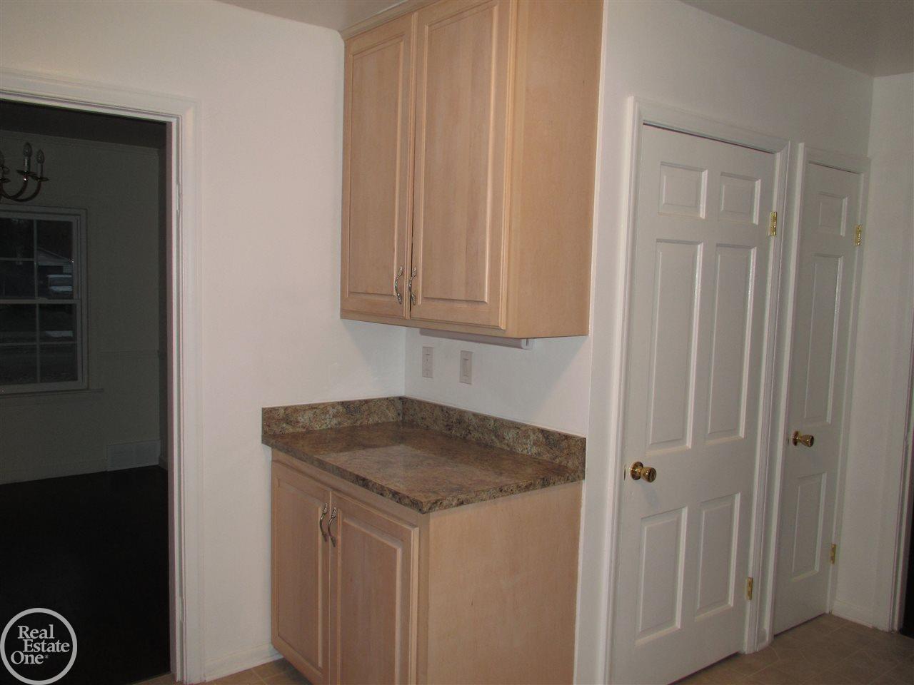 1323 Hampton Road Grosse Pointe, MI 48236 - Photo 32 of 40 31365598-31.JPG