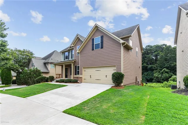 a view of a house with a yard