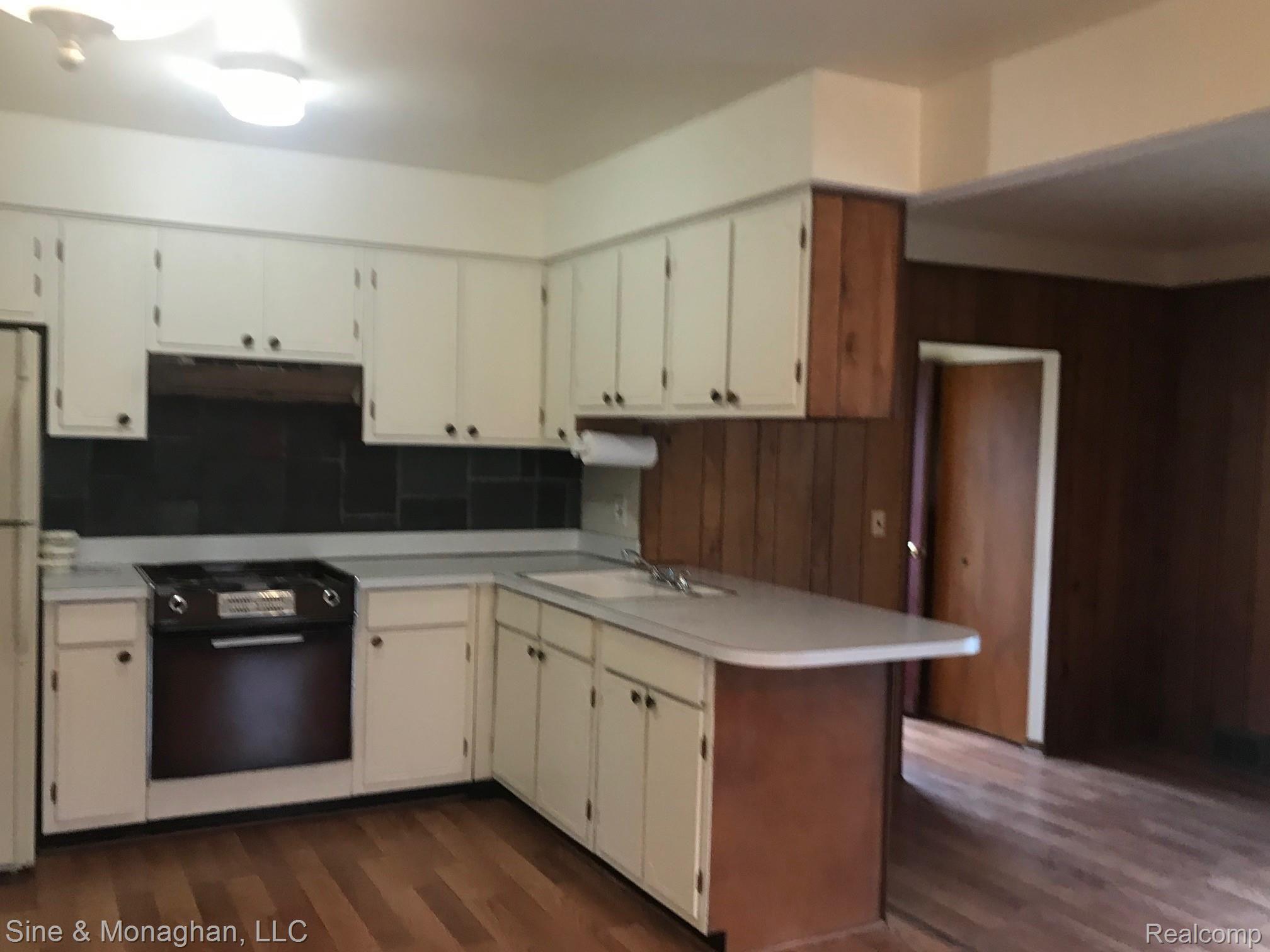 4638 Shell Court Warren, MI 48091 - Photo 11 of 28 4638 SHELL KITCHEN PENNISULA SINK.jpg