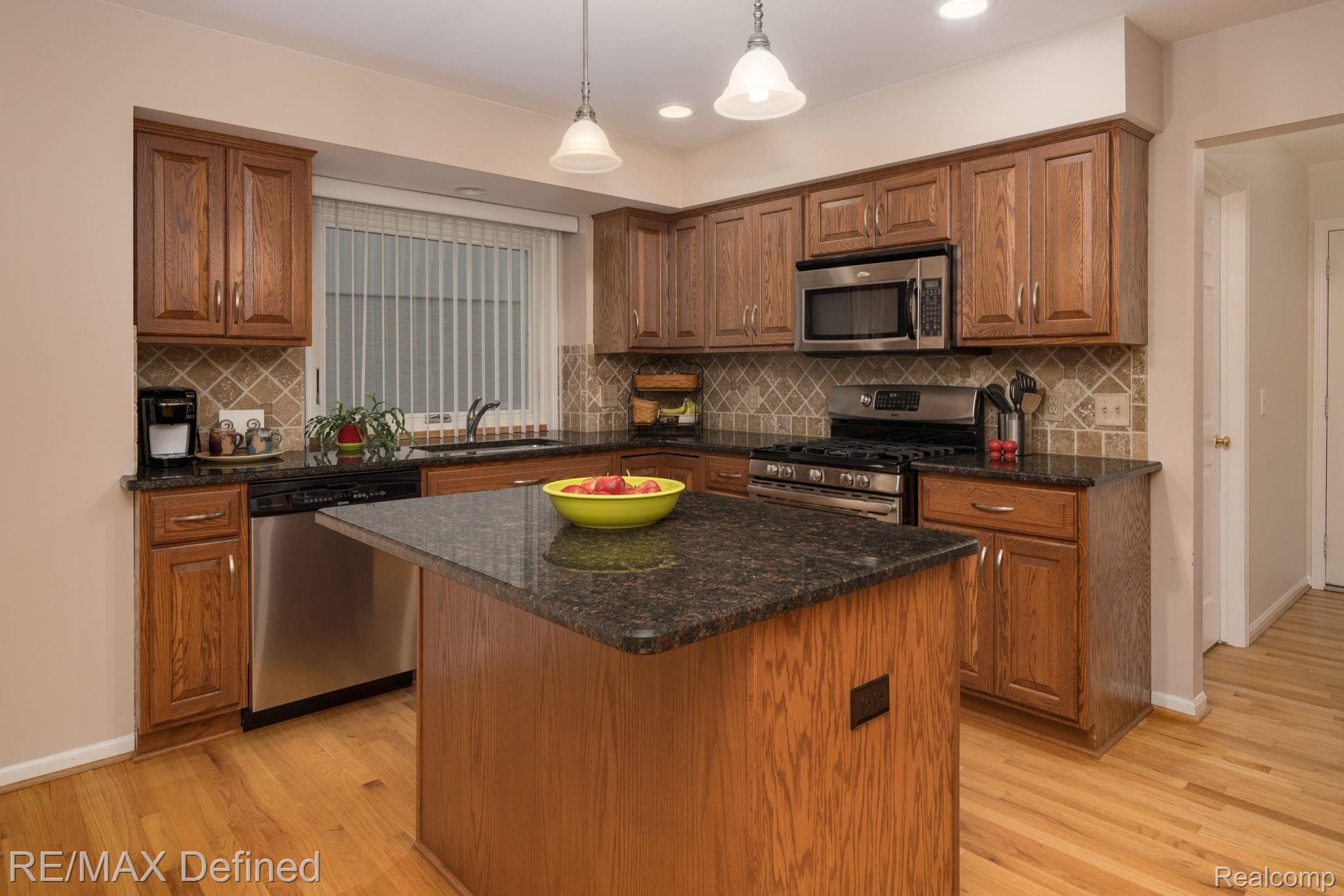 198 Bellshire Lane Rochester, MI 48307 - Photo 12 of 43 Kitchen & Island