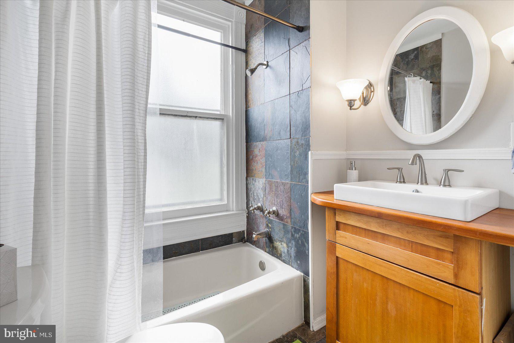 505 Cedarcroft Road Baltimore, MD 21212 - Photo 37 of 48 Full Hallway Bathroom