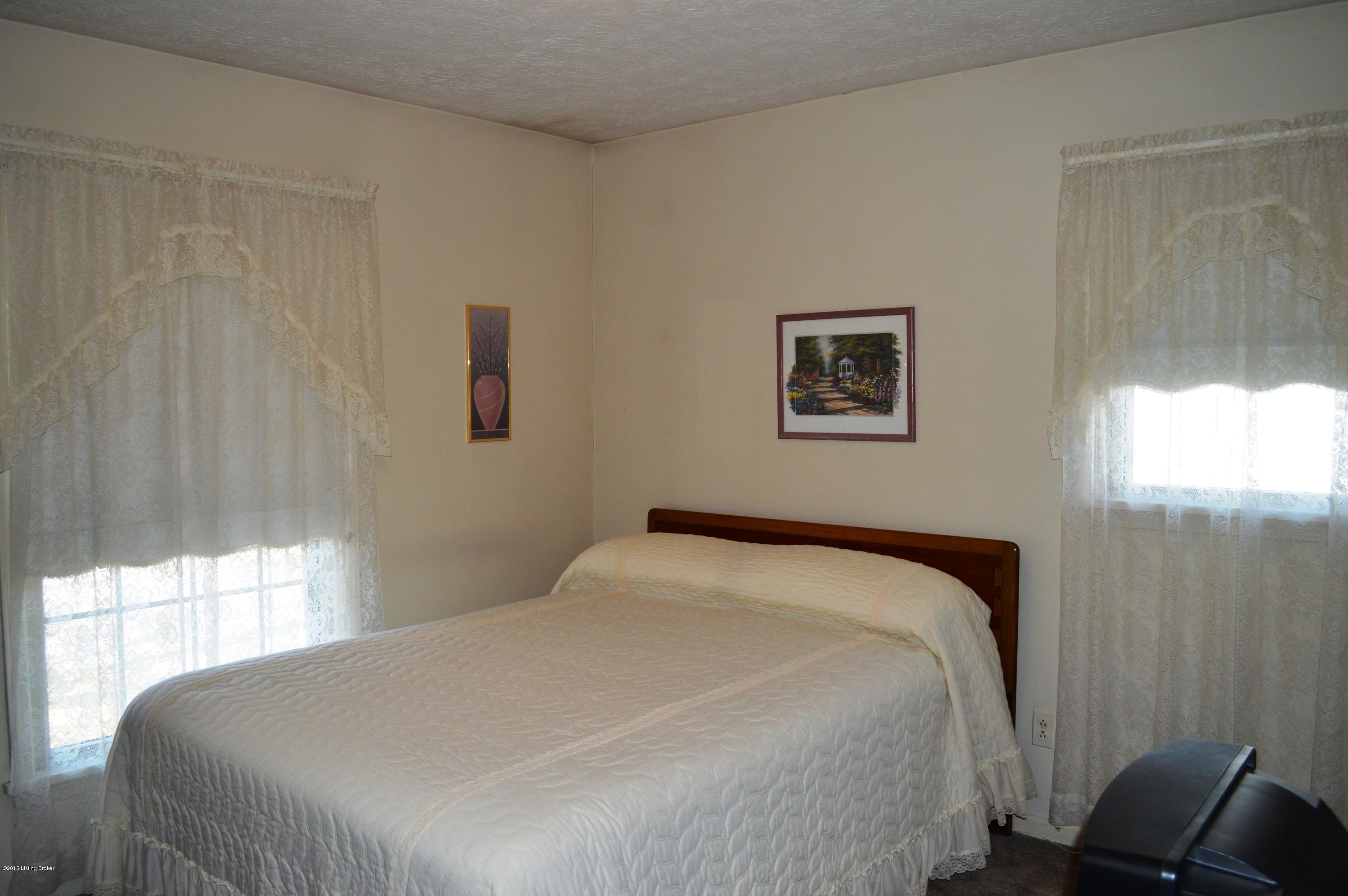 7907 Naples Road Louisville, KY 40219 - Photo 11 of 28 DSC_0429