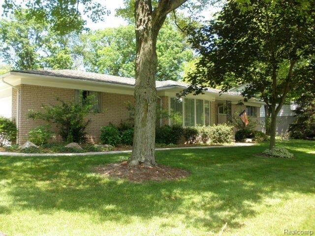 2192 Avoncrest Drive Rochester, MI 48309 - Photo 1 of 8 UPDATED LANDSCAPING