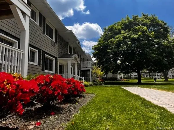 $2,610 | 9 Williams Boulevard, Unit 61D, Lake Grove, NY 11755
