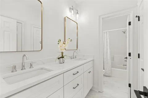 a view of an empty room with a ceiling fan