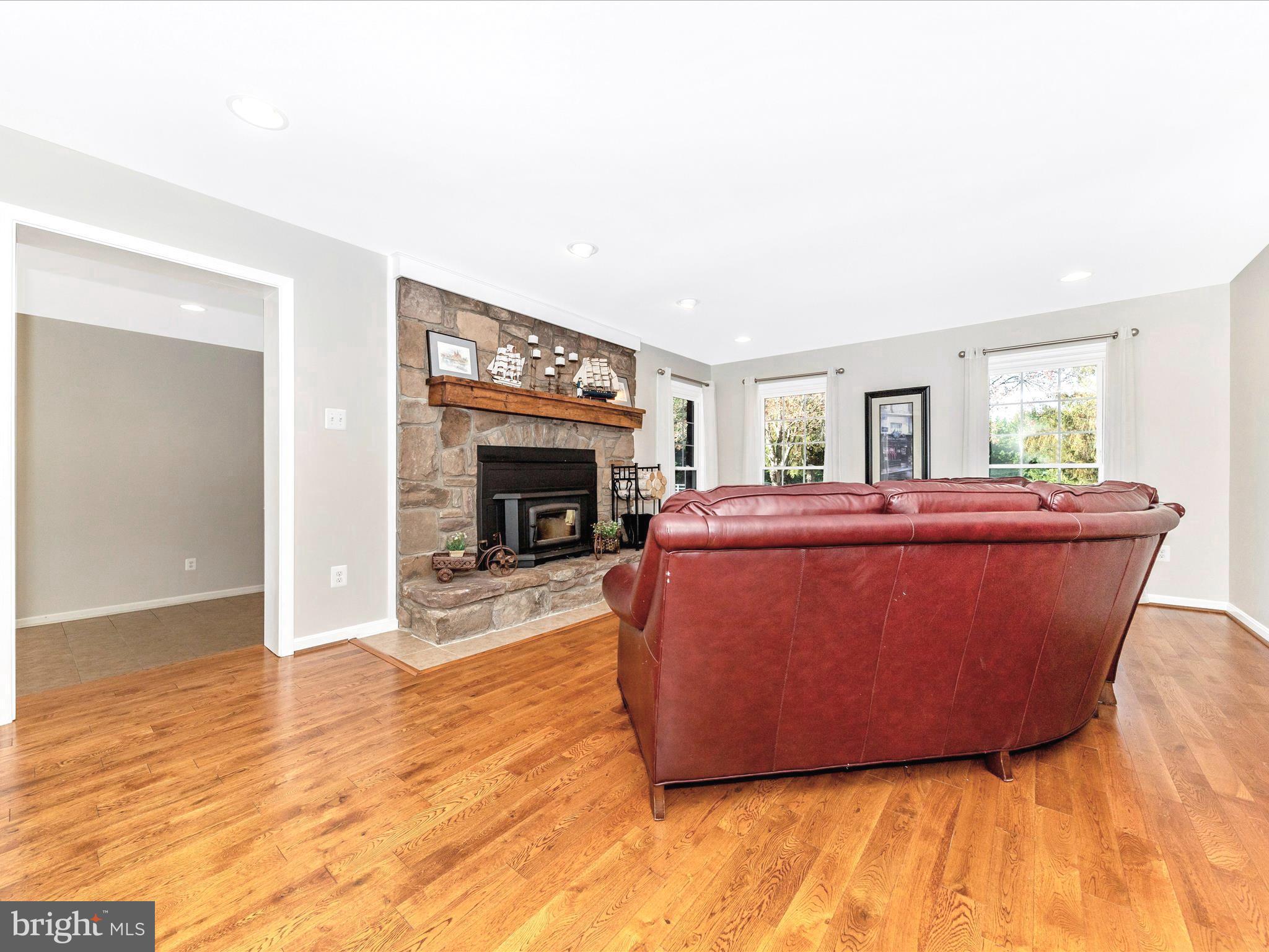 15121 Sugarland Road Poolesville, MD 20837 - Photo 13 of 61 Living