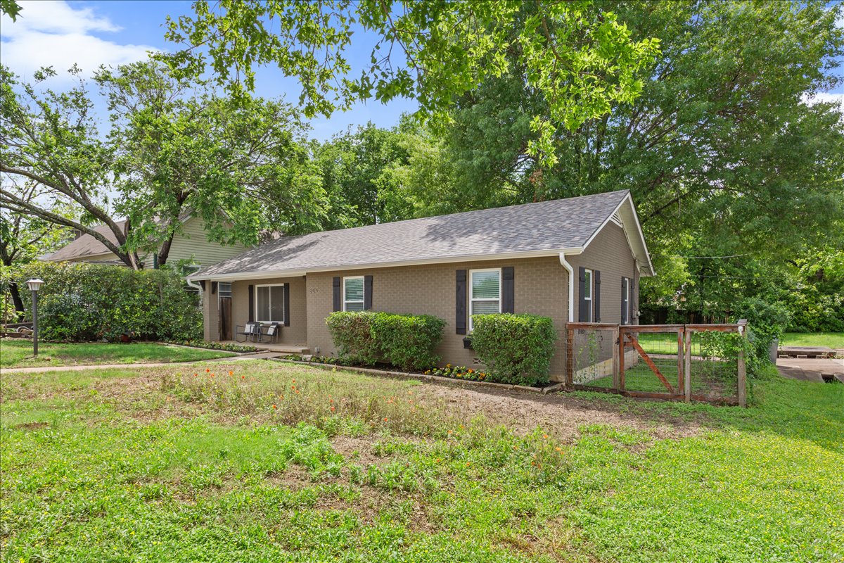 804 Ash Street Georgetown, TX 78626 - Photo 7 of 38 Premium corner lot a few blocks from the square!