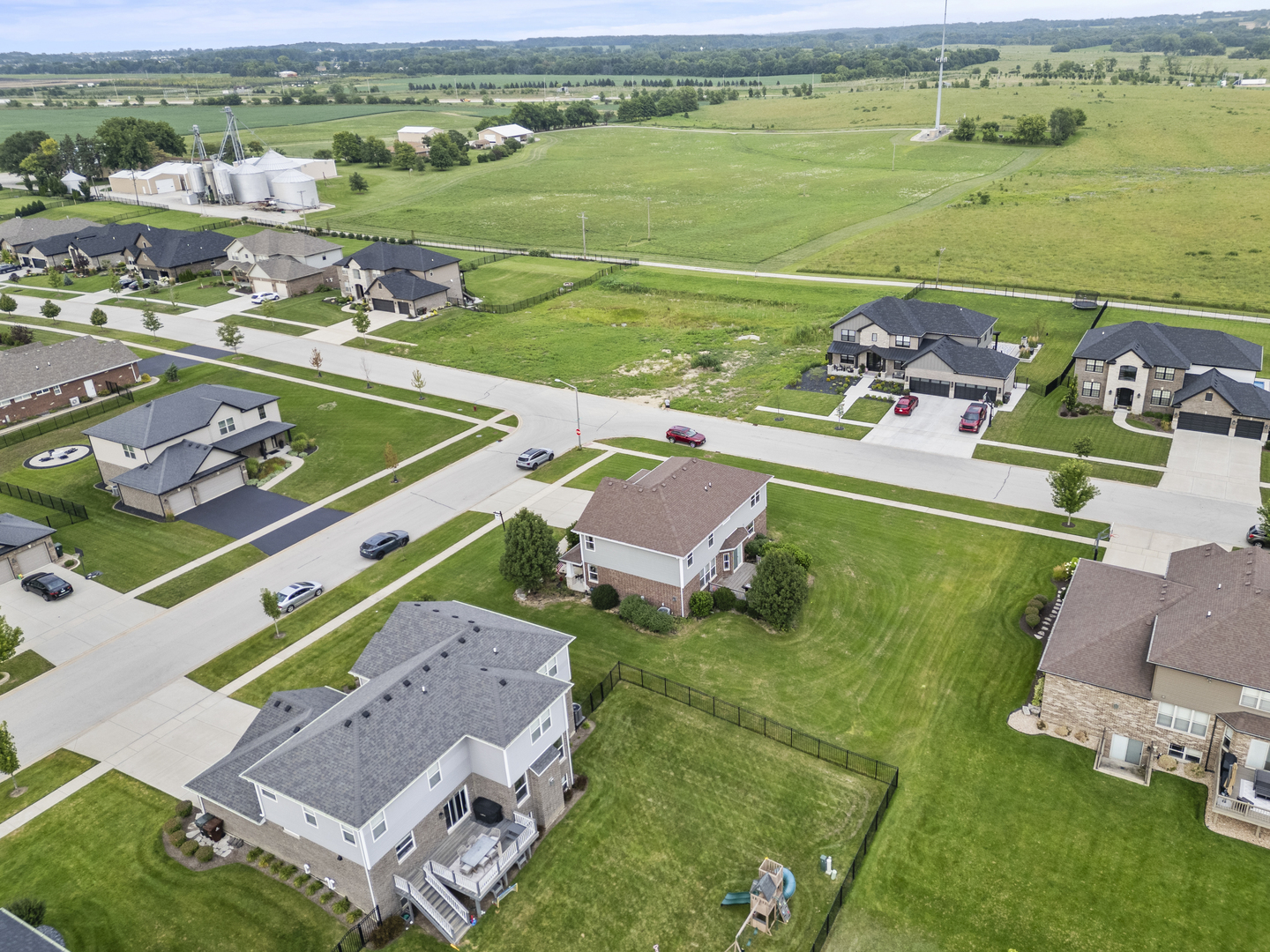 15711 Mueller Way Lockport, IL 60441 - Photo 31 of 37 an aerial view of a house with a garden