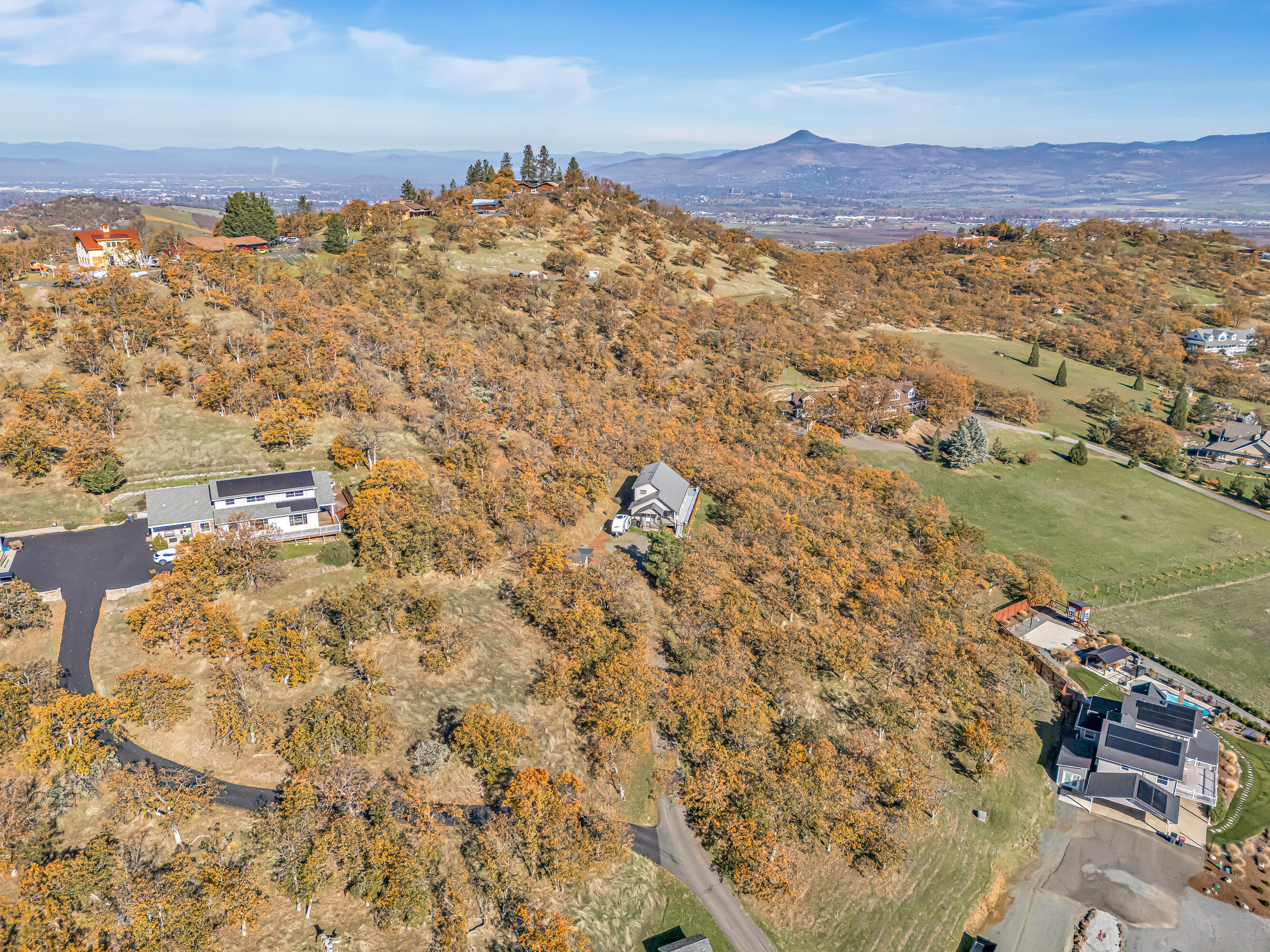 5977 Dark Hollow Road Medford, OR 97501 - Photo 31 of 38 DJI_20251110115340_0004_D