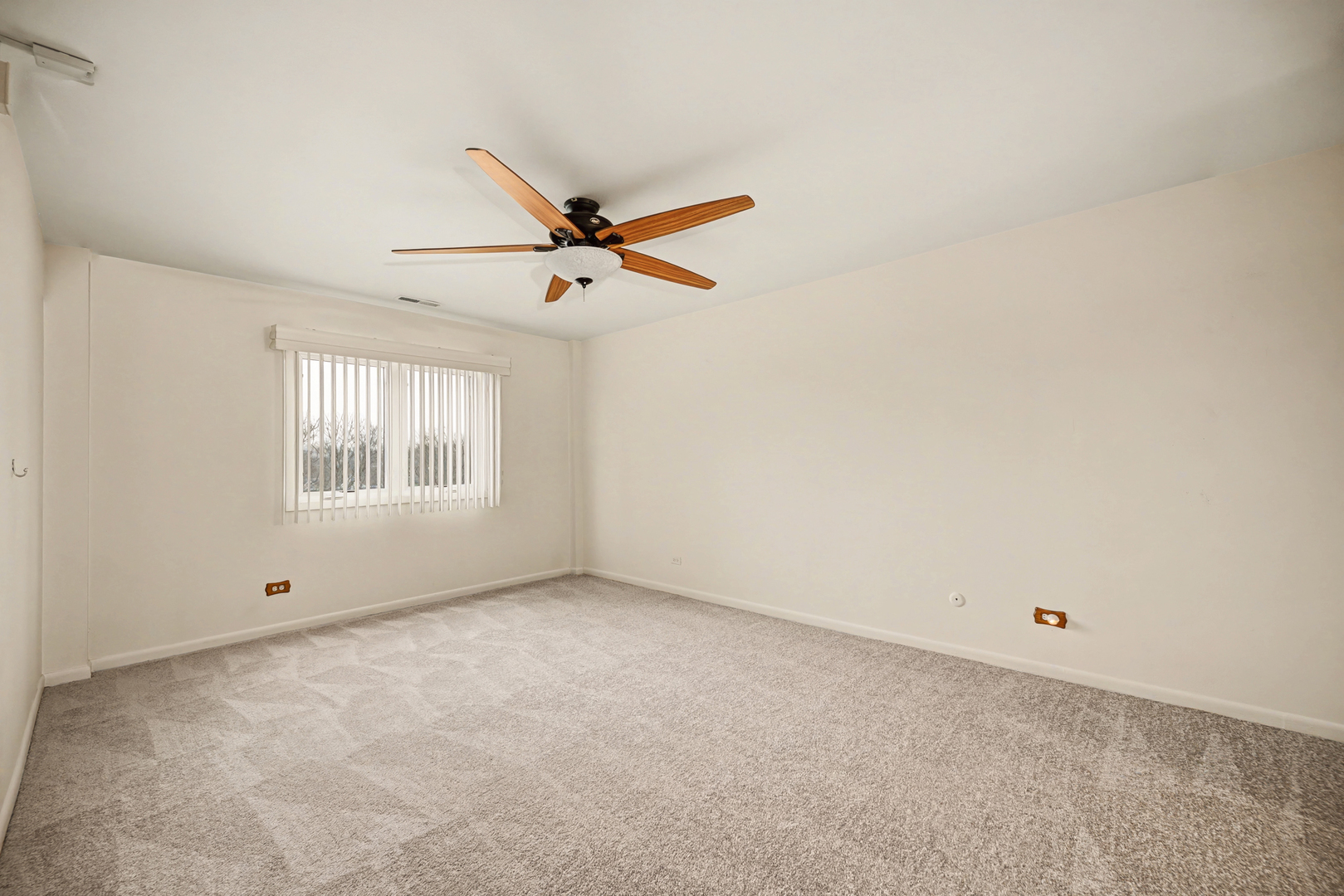 40 South Main Street, Unit 4A Glen Ellyn, IL 60137 - Photo 12 of 25 an empty room with a window