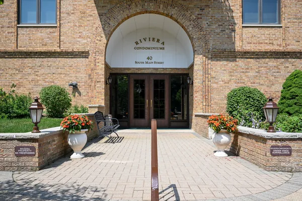 $274,500 | 40 South Main Street, Unit 4A, Glen Ellyn, IL 60137