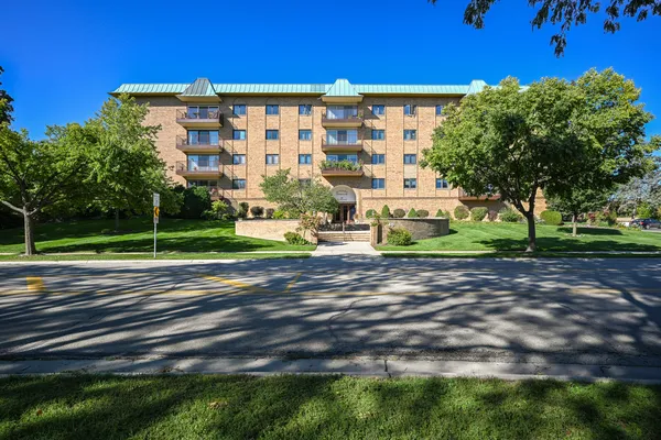 $274,500 | 40 South Main Street, Unit 4A, Glen Ellyn, IL 60137