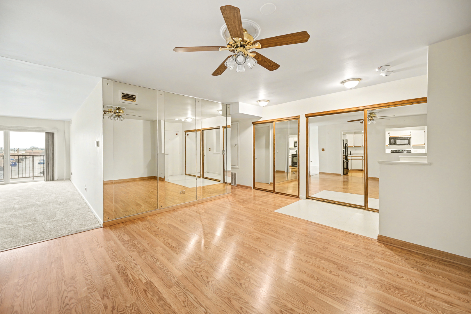 40 South Main Street, Unit 4A Glen Ellyn, IL 60137 - Photo 4 of 25 a view of an entryway with wooden floor