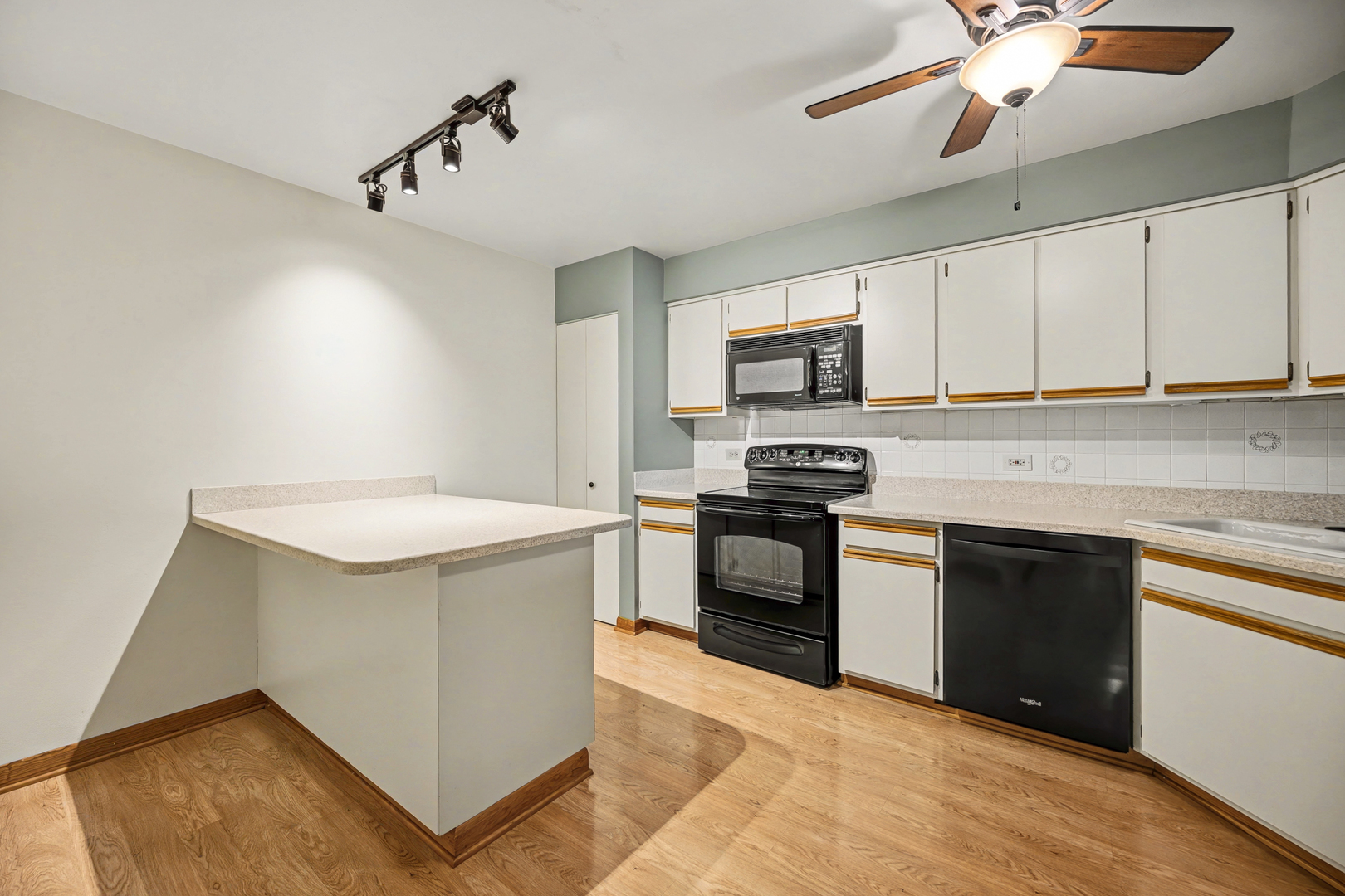 40 South Main Street, Unit 4A Glen Ellyn, IL 60137 - Photo 5 of 25 a kitchen with stainless steel appliances granite countertop a sink and a stove