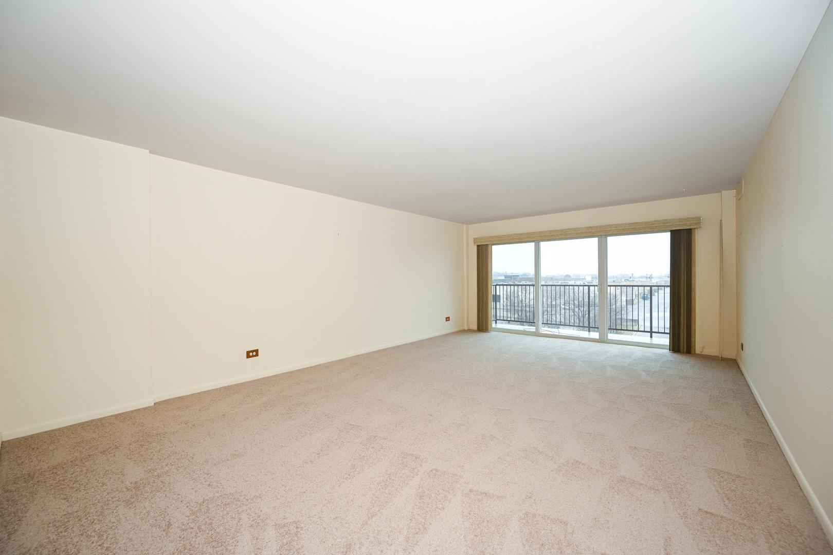 40 South Main Street, Unit 4A Glen Ellyn, IL 60137 - Photo 8 of 25 an empty room with large windows