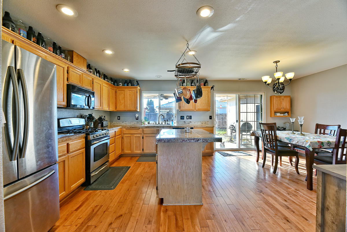 2628 Rabun Way Central Point, OR 97502 - Photo 7 of 19 8