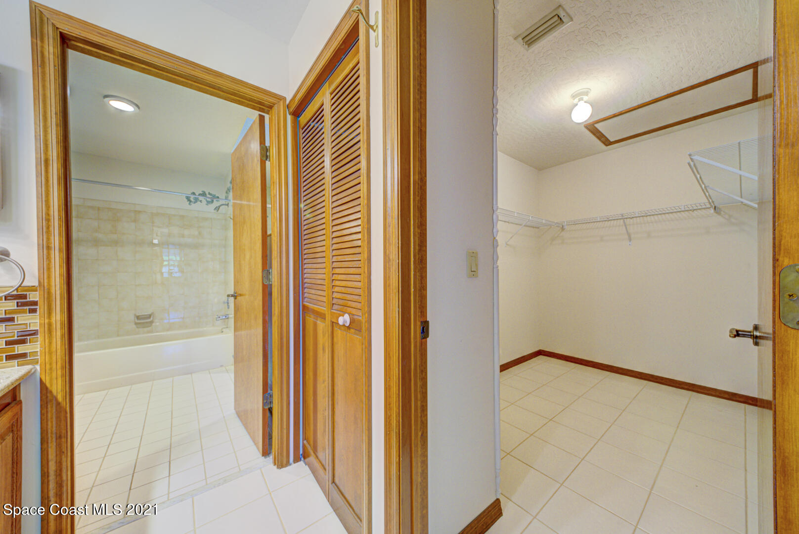 809 Ridge Lake Drive Melbourne, FL 32940 - Photo 22 of 27 Primary bathroom and walk-in closet