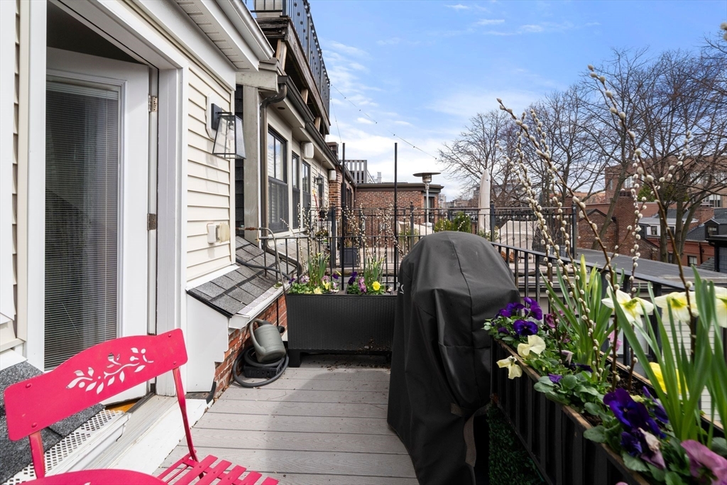 290 Shawmut Avenue, Unit 4 Boston, MA 02118 - Photo 17 of 28 a front view of a house with outdoor seating