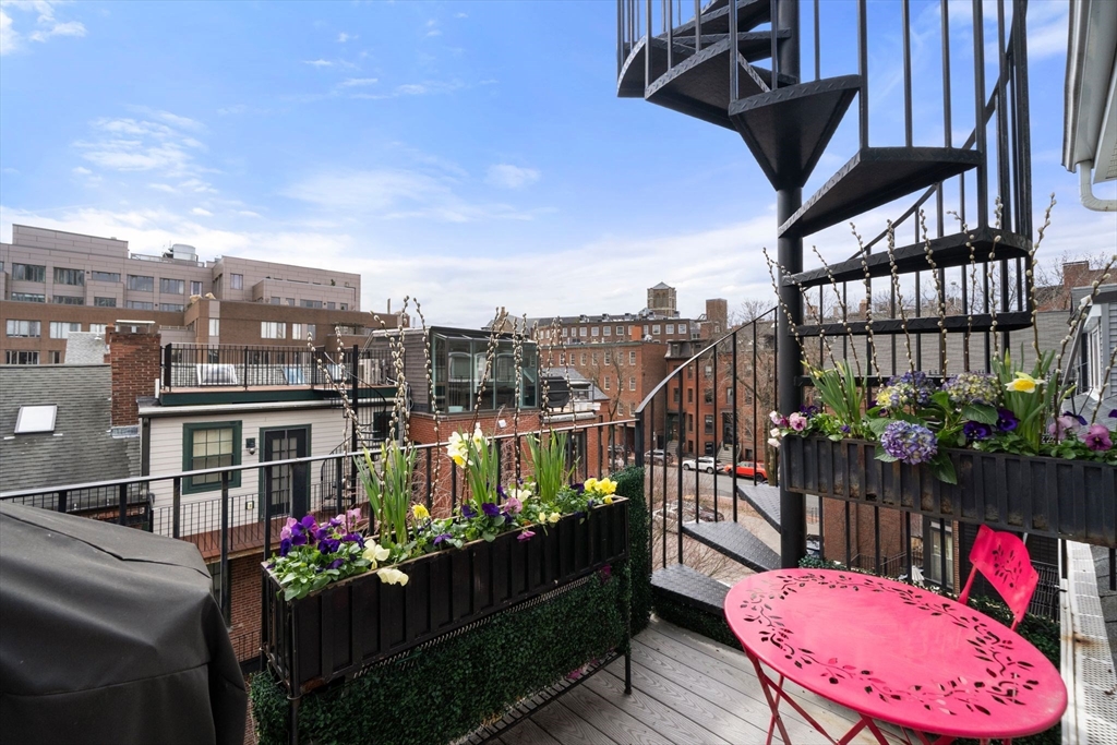 290 Shawmut Avenue, Unit 4 Boston, MA 02118 - Photo 18 of 28 a view of a balcony dining with furniture