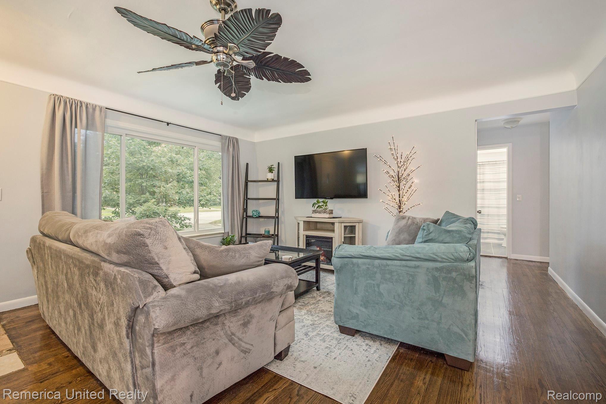 9122 Merriman Road Livonia, MI 48150 - Photo 5 of 23 IMG_0111.jpg
