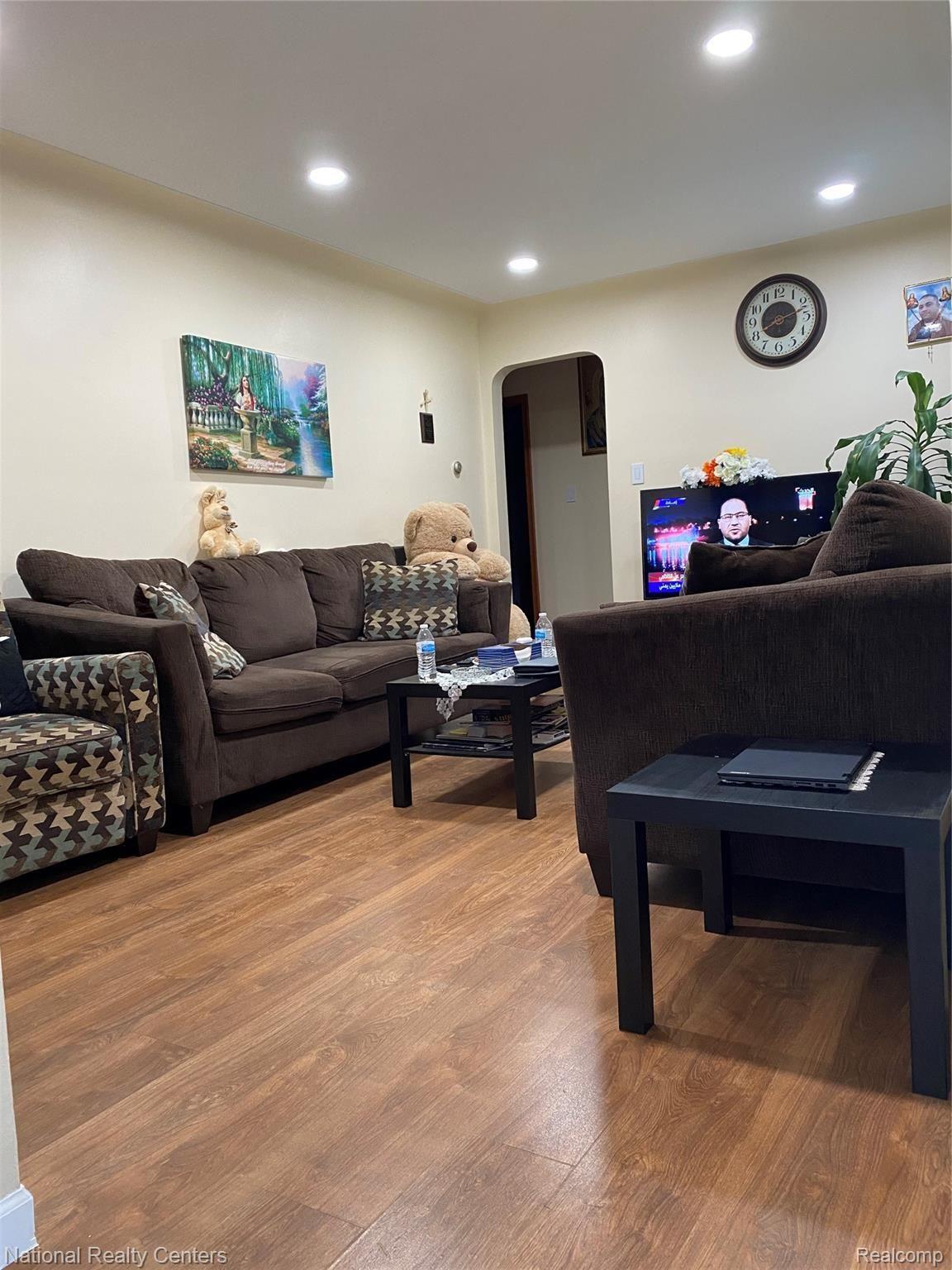 8275 Stephens Road Center Line, MI 48015 - Photo 4 of 20 living room 2 stephens.jpg