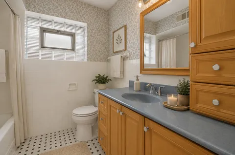 $469,000 | 924 Hillcrest Avenue, Elmhurst, IL 60126