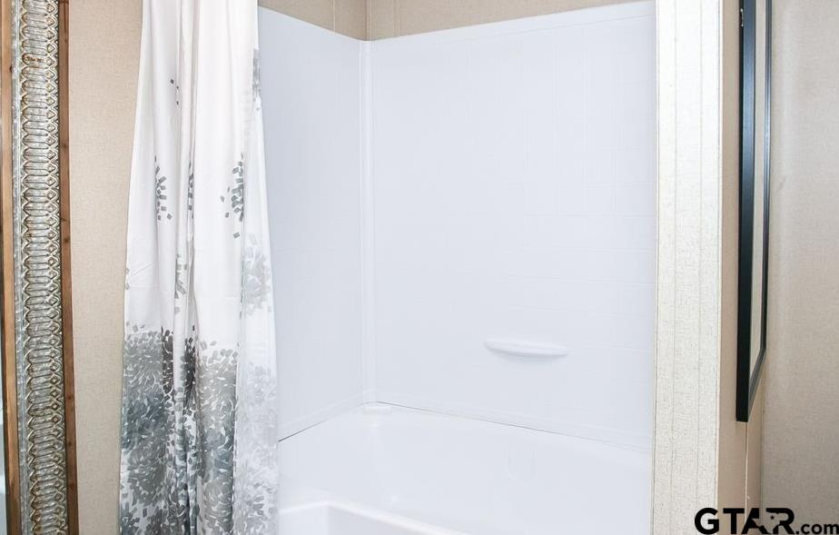 357 Oilfield Road Texarkana, TX 75501 - Photo 14 of 20 a bathroom with a bathtub