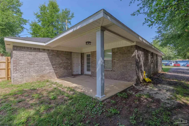 a view of a house with backyard and a garden