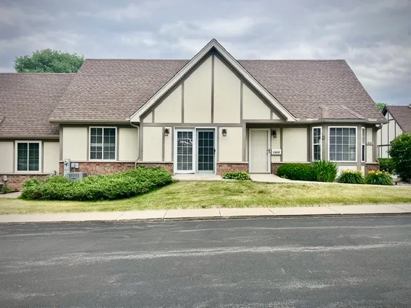 $279,000 | 1820 Willow Cir Drive, Unit 1820, Crest Hill, IL 60403
