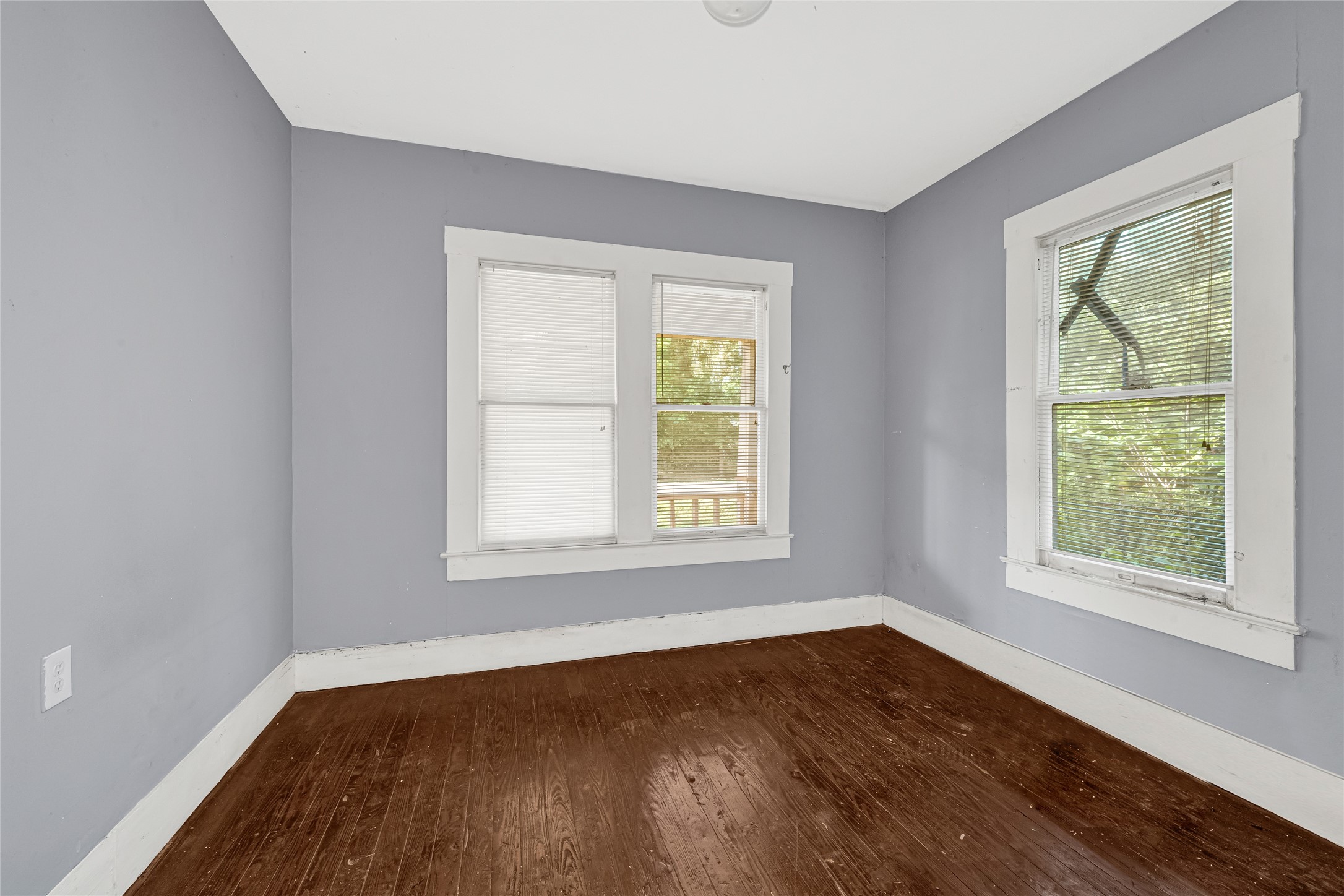 7305 Tremper Street Houston, TX 77020 - Photo 15 of 28 an empty room with wooden floor and windows