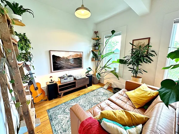$2,950 | 264 Sumner Street, Unit 3, Boston, MA 02128