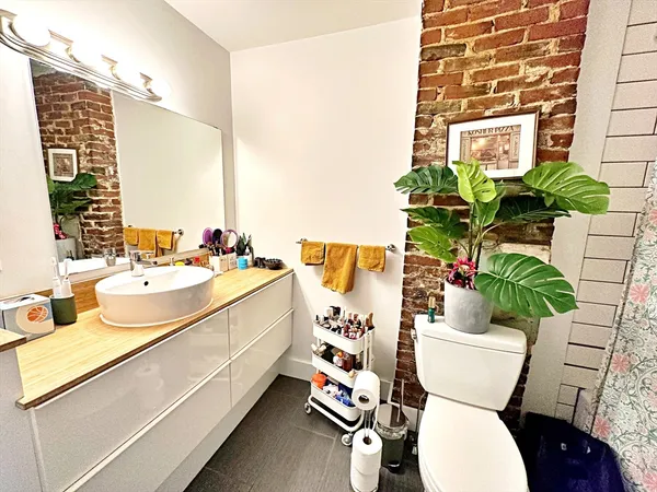 $2,950 | 264 Sumner Street, Unit 3, Boston, MA 02128