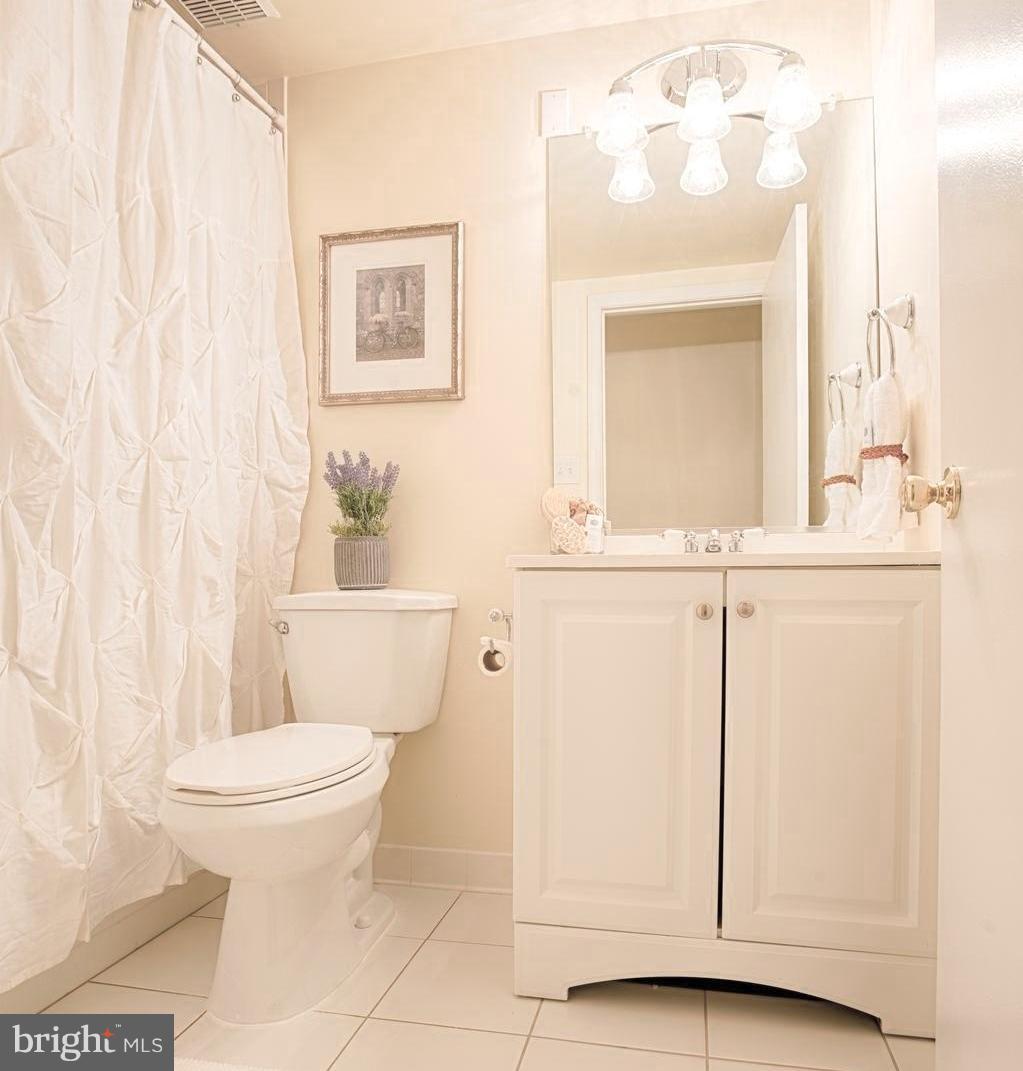 142 Georgetown Road, Unit 10 Annapolis, MD 21403 - Photo 16 of 23 2nd full hall bathroom, neutral whites!