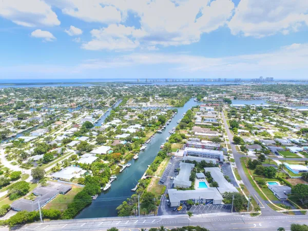 $2,195 | 510 Prosperity Farms Road, Unit 7B, North Palm Beach, FL 33408