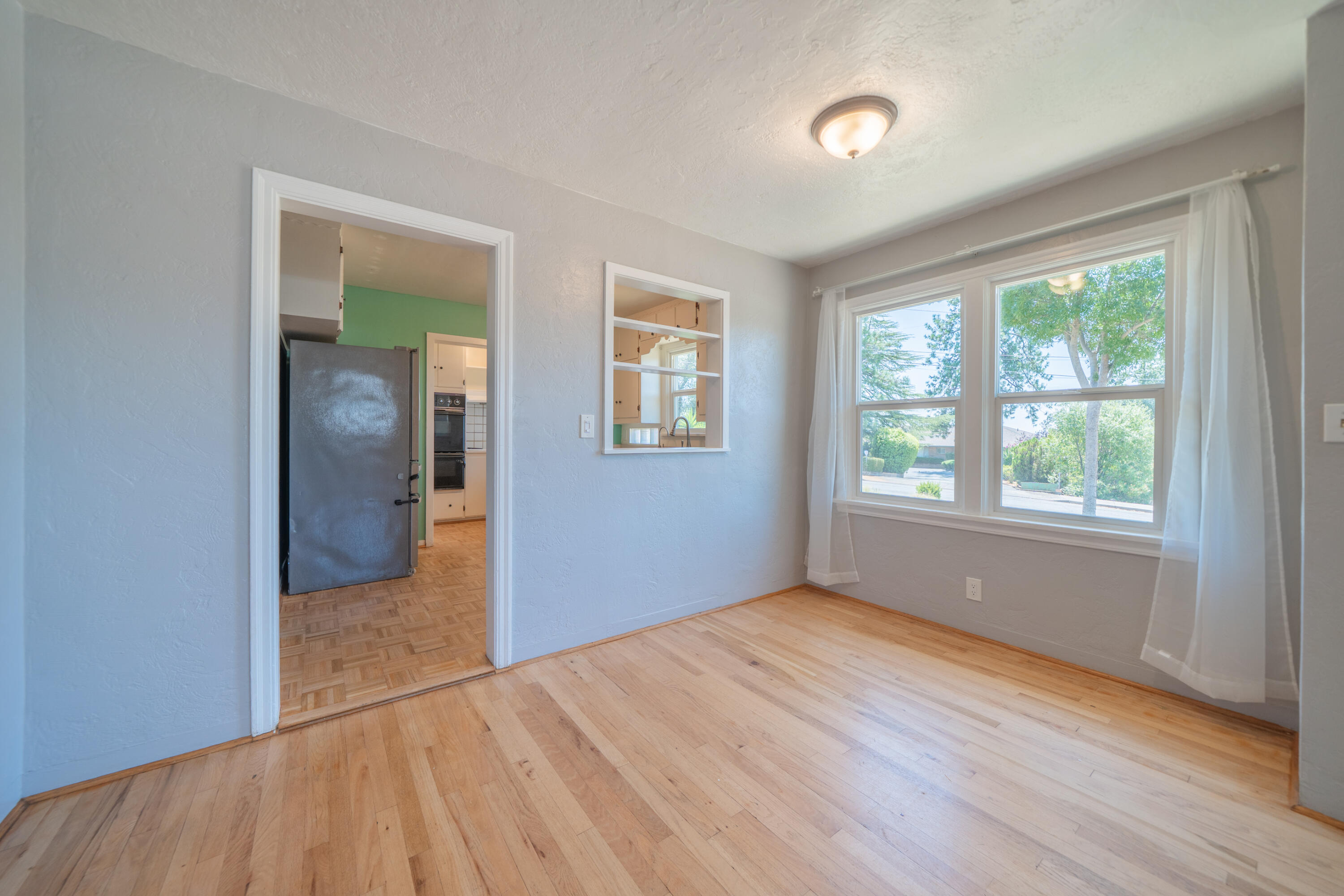 1550 Barbara Road Redding, CA 96003 - Photo 9 of 50 an empty room with windows and closet