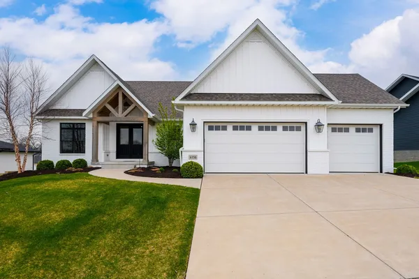 $800,000 | 4716 Paddington Circle, Bettendorf, IA 52722