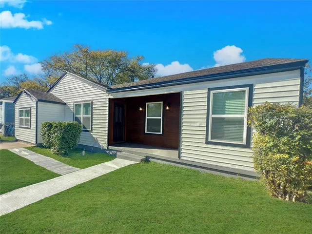 a view of a house with a backyard