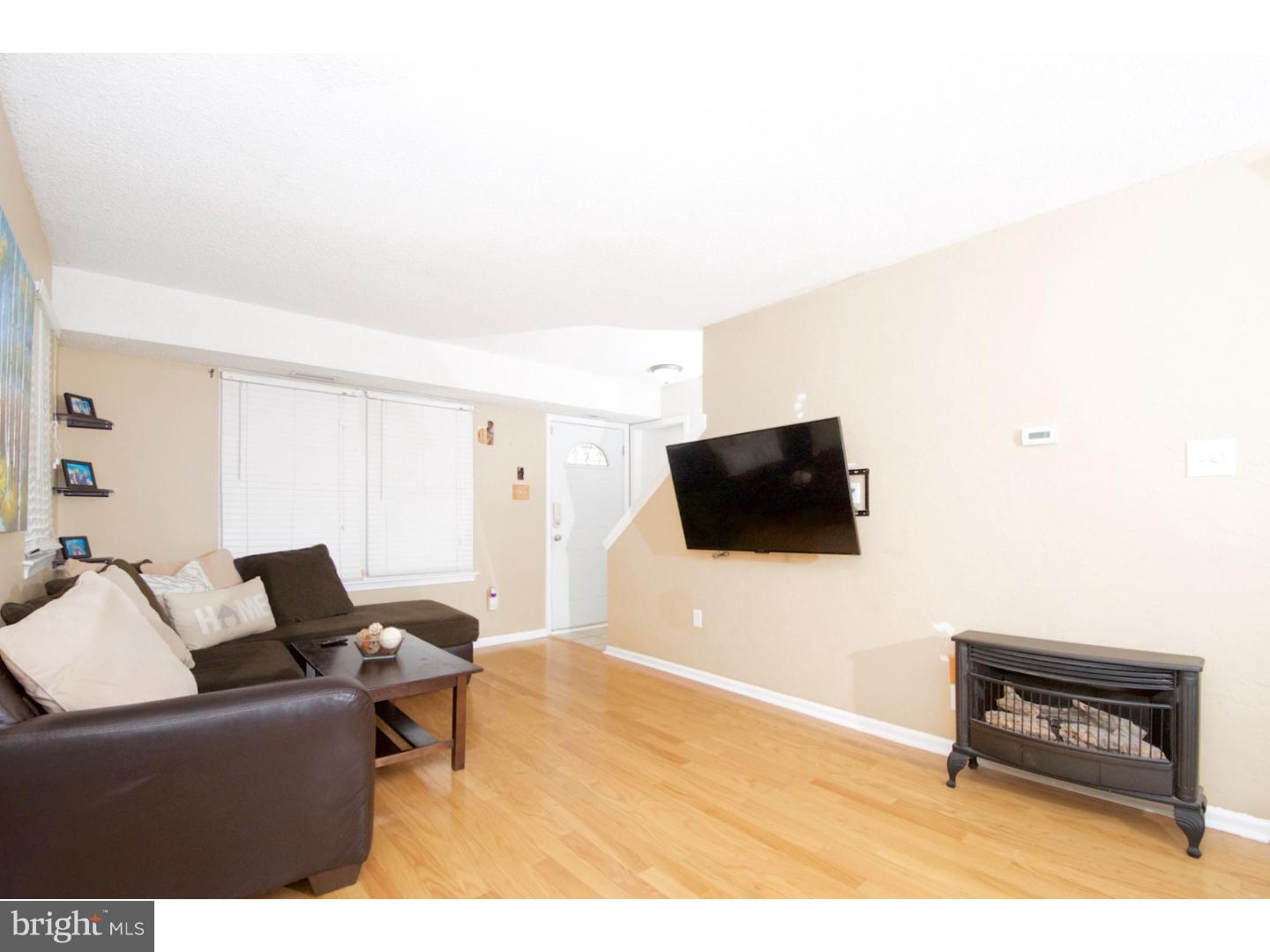 32 Derby Road Logan Township, NJ 08085 - Photo 3 of 24 Living Room