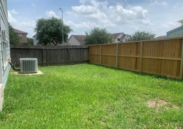 a view of a backyard