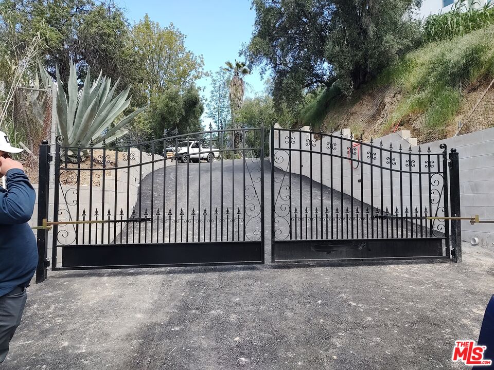 Undisclosed Address Woodland Hills, CA 91367 - Photo 15 of 75