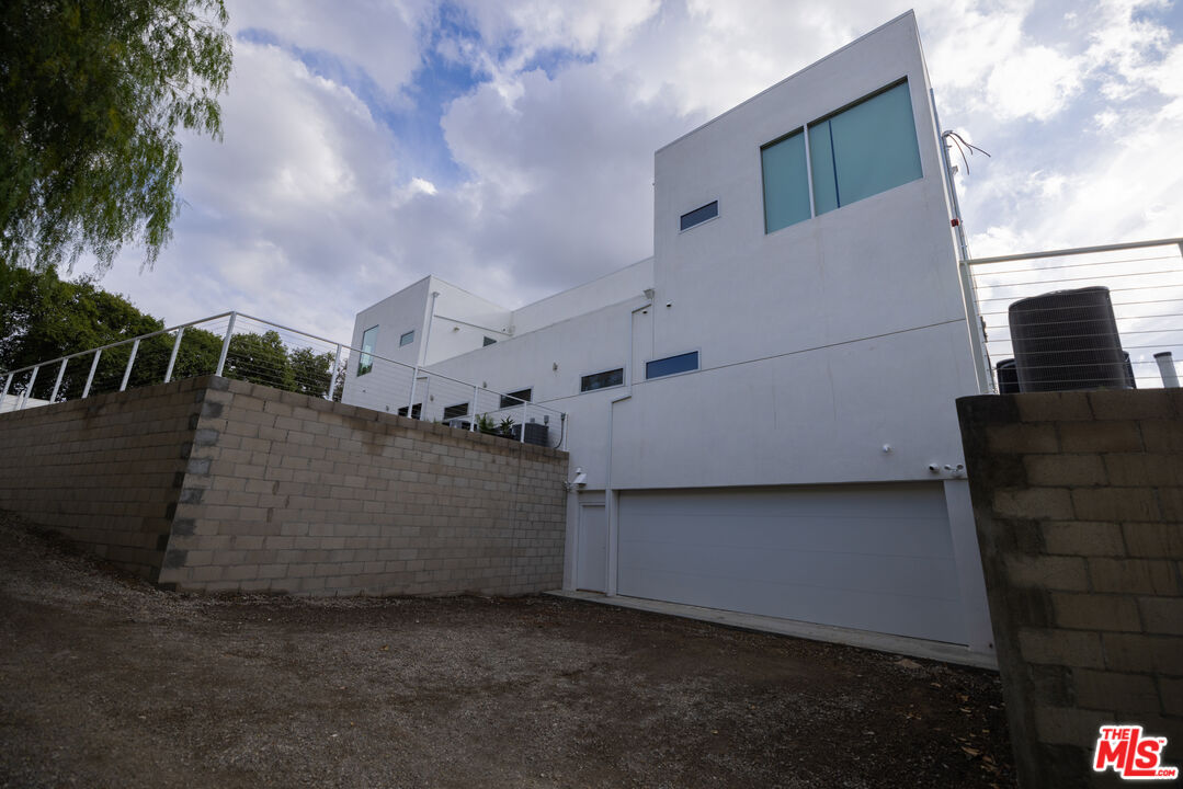 Undisclosed Address Woodland Hills, CA 91367 - Photo 16 of 75