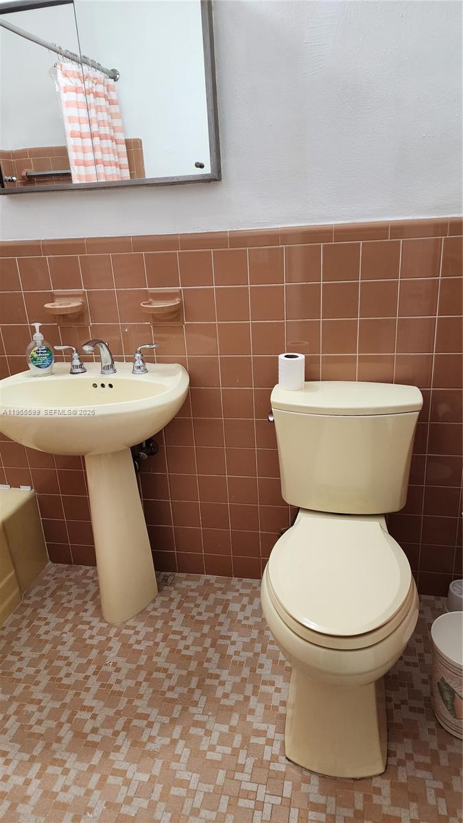 11401 Southwest 57th Street Miami, FL 33173 - Photo 28 of 35 Guest bahroom