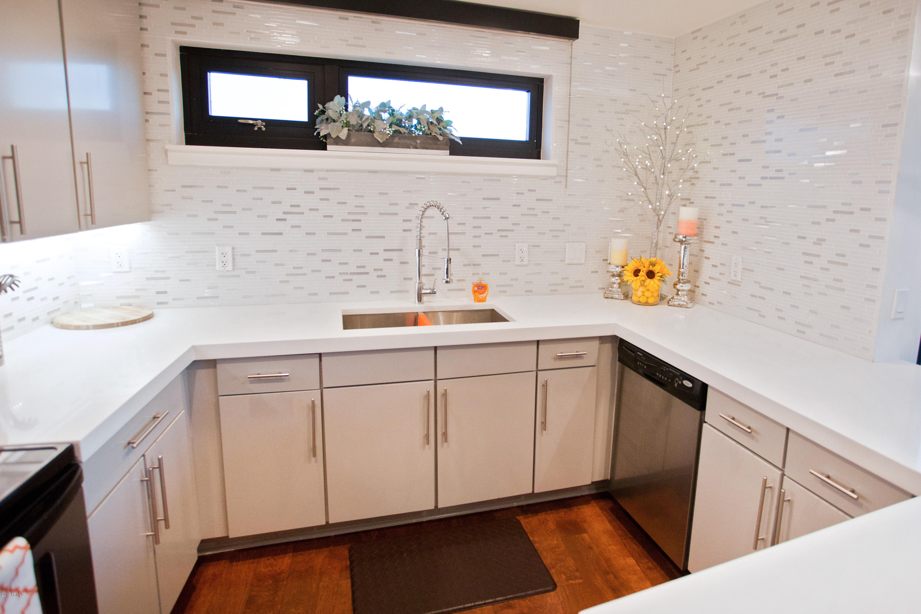 310 South 4th Street, Unit 601 Phoenix, AZ 85004 - Photo 3 of 37 Tiled backsplash