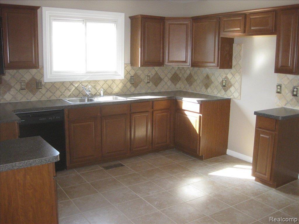7654 Rauschelbach Street Utica, MI 48317 - Photo 3 of 15 Pictures 036