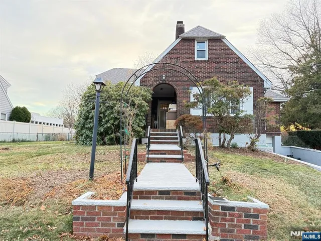 $2,000 | 272 Frances Street, Unit 2, Teaneck, NJ 07666