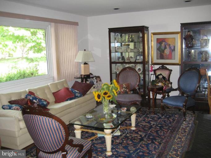 2329 Farringdon Road Baltimore, MD 21209 - Photo 2 of 12 Living Room