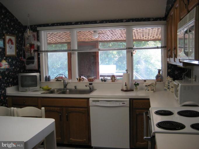 2329 Farringdon Road Baltimore, MD 21209 - Photo 10 of 12 Kitchen